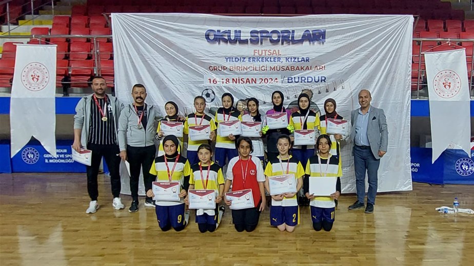 Çayırbağ Gazi Ortaokulu Yıldız Kız Futsal Takımı Bölge Müsabakalarında Şampiyonluk Kazandı ve Türkiye Yarı Finallerine Yükseldi.