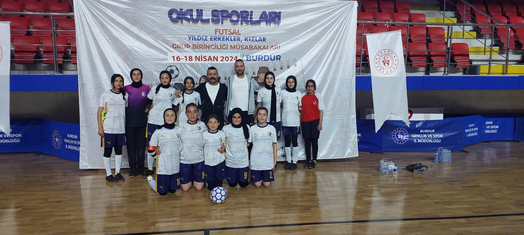 Çayırbağ Gazi Ortaokulu'nun Yıldızları Futsal'da Zirveye Koşuyor