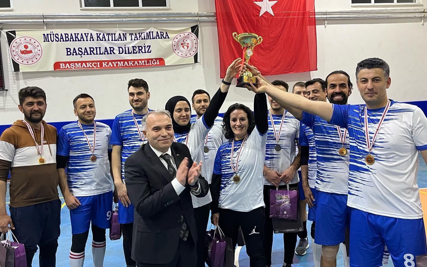 Kaymakam Duru İlçeler Arası Voleybol Dostluk Turnuvası Final Müsabakasını Başmakçı’da İzledi