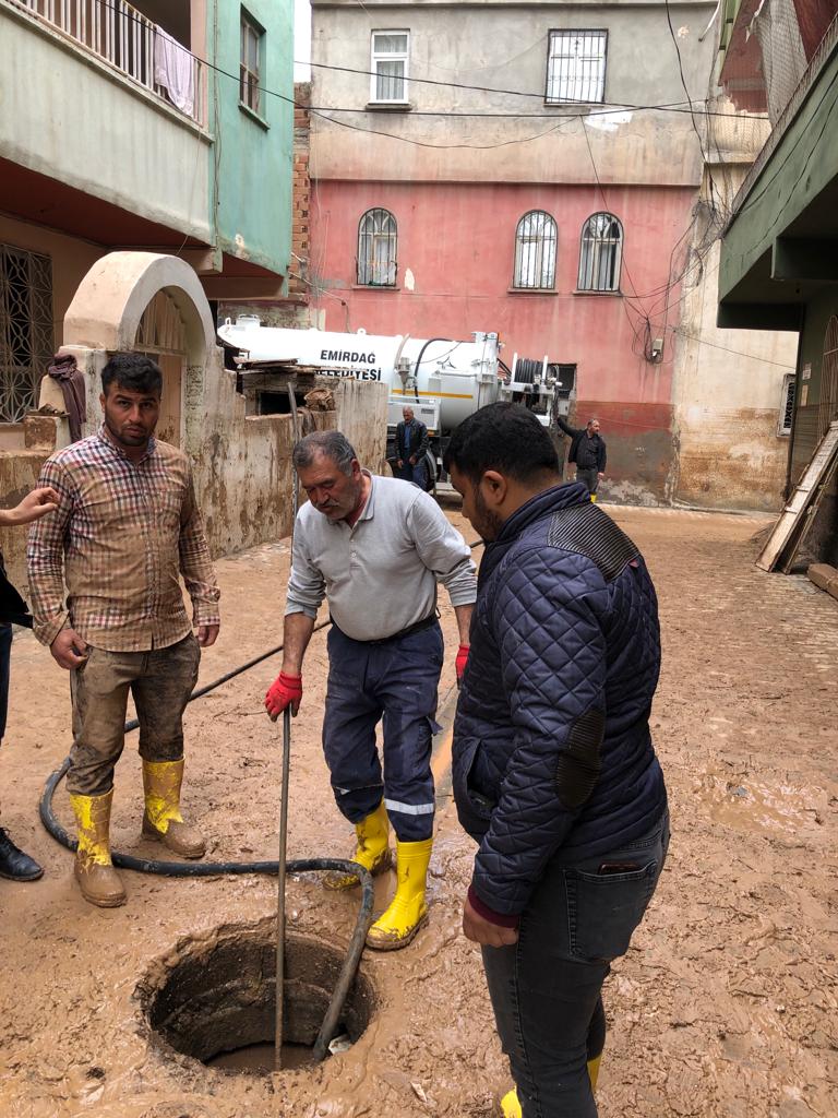 Emirdağ Belediyesi Sel Felaketi Yaşanan Şanlıurfa’da Çalışmalara Destek Veriyor