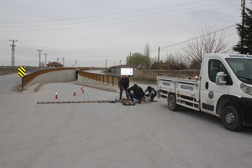 Hız Kesici Kasislerin Montajı Yapılıyor