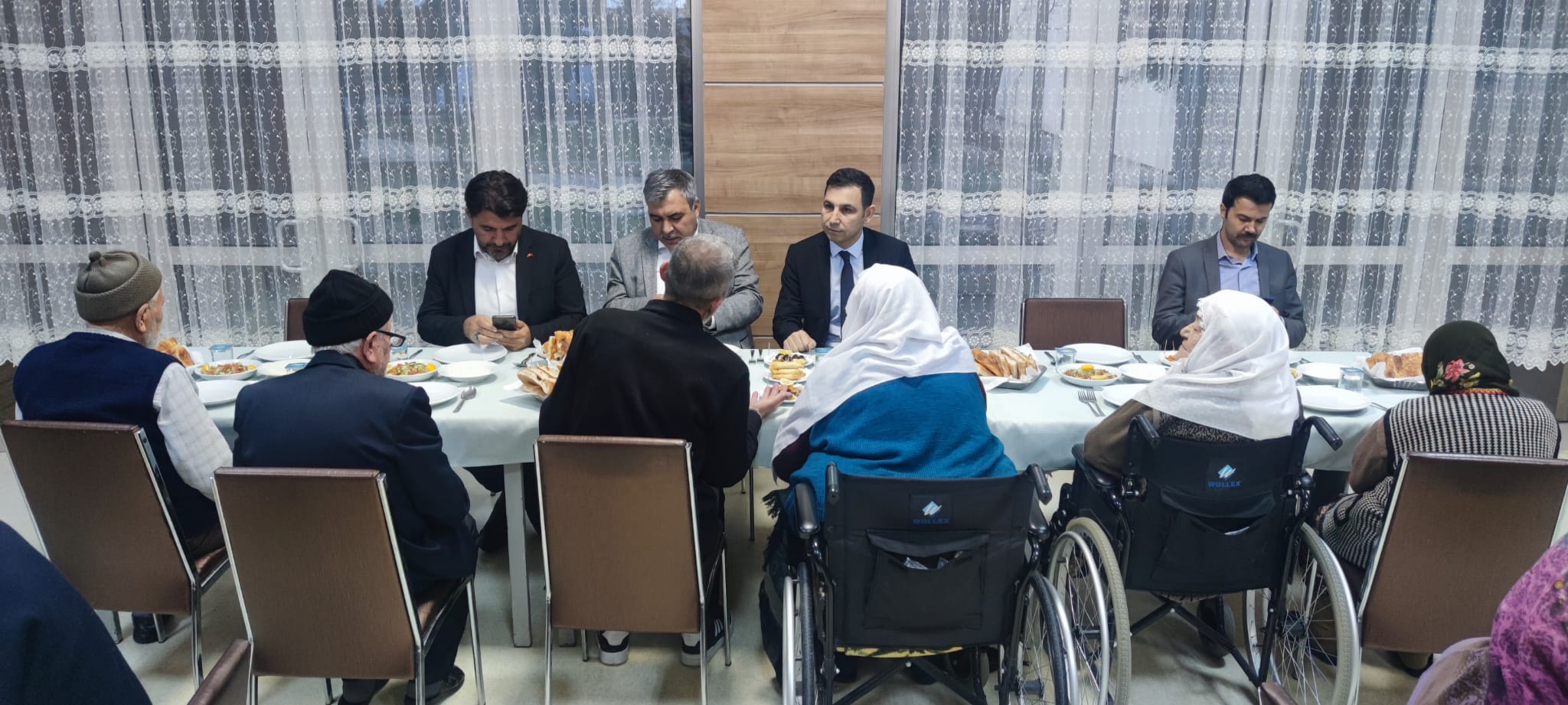 Sandıklı Kaymakamı öncülüğünde huzurevi iftarı yapıldı.