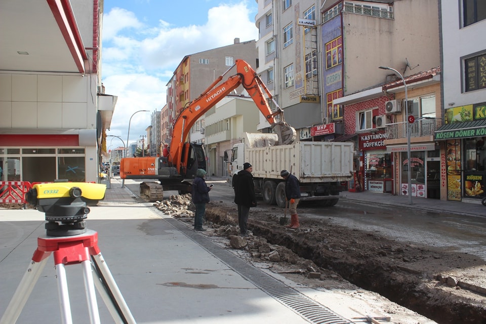 Emirdağ Belediyesi Eskişehir Caddesi’nde Kanalizasyon Şebeke Yenileme Çalışmalarına Devam Ediyor