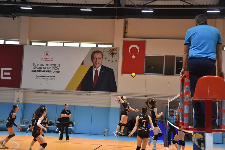 Yıldız Kız-Erkek yarı final voleybol müsabakaları sona erdi.