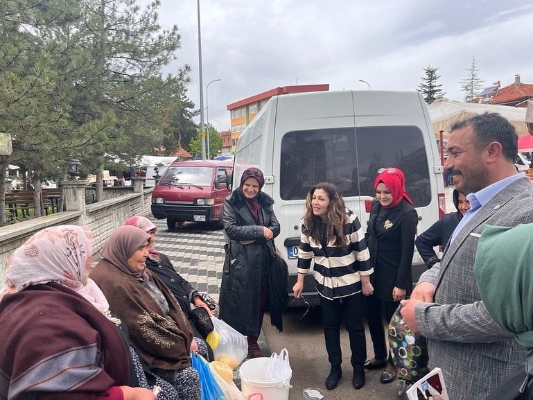 İYİ Parti Milletvekili adayı Gönül Ar Güngör, Bayat'ta sorunları dinledi.