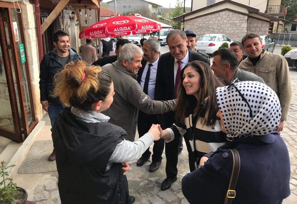 İYİ Parti Milletvekili Adayı Gönül Ar Güngör İhsaniye İlçesi'nde Esnafları Ziyaret Etti.