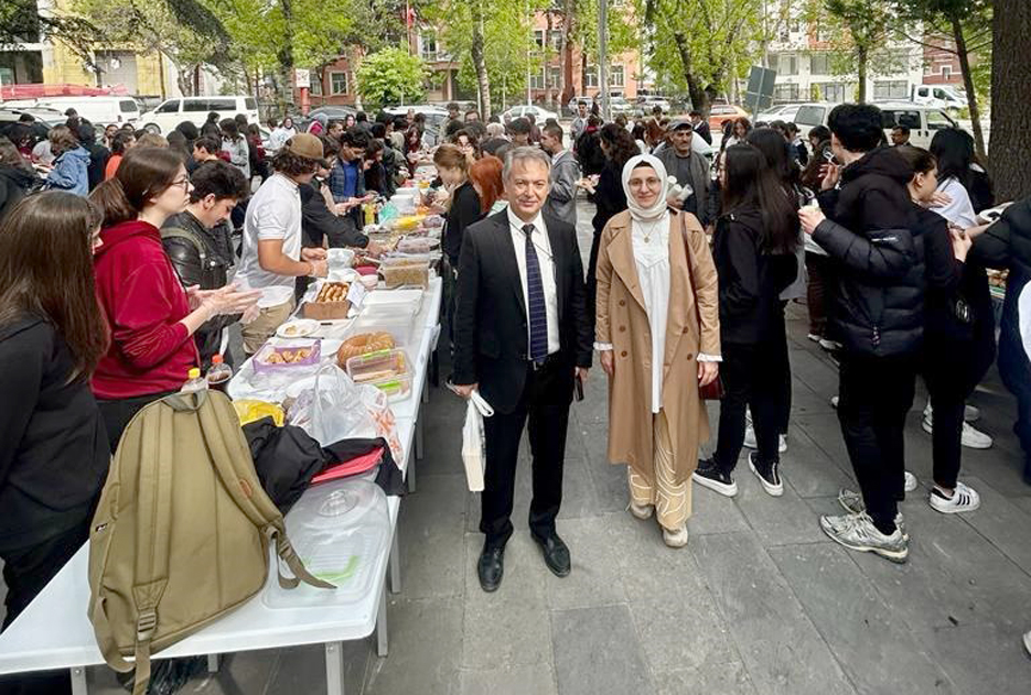 Afyon Lisesi öğrencilerinden depremzedelere destek