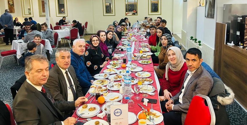 Afyon Lisesi öğrencileri depremden etkilenen vatandaşların yardımına koştu.