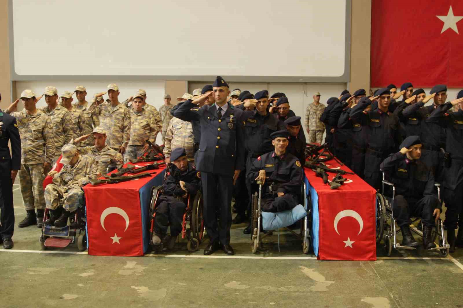 Kütahya'da engelli bireyler bir günlük temsili askerlik yaptı.