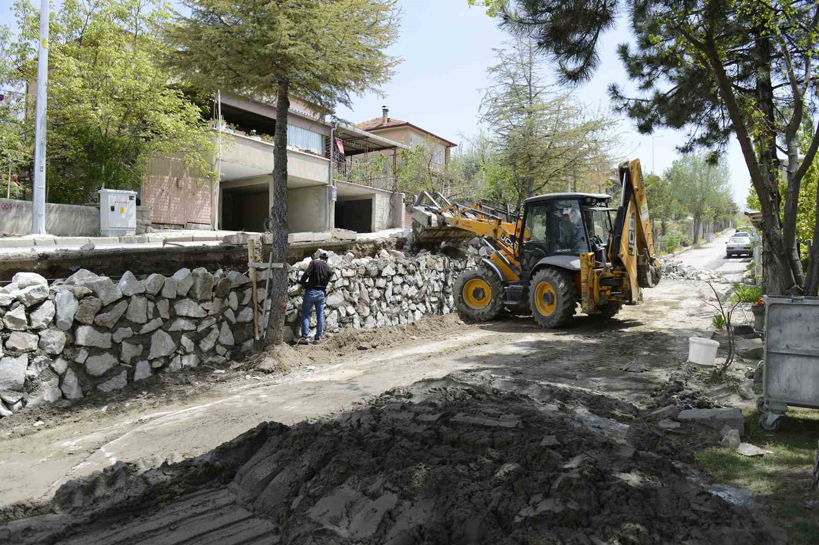 Isparta Belediyesi, Binbirevler Mahallesinde Yıkılan Taş Duvarı Yeniliyor