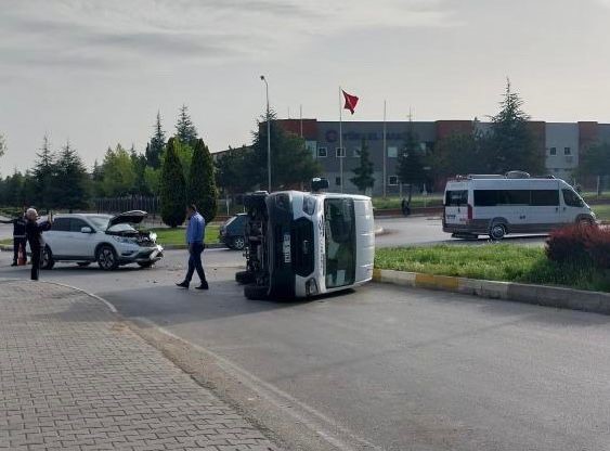 Eskişehir'de çarpışma sonucu minibüs devrildi, 5 kişi yaralandı.