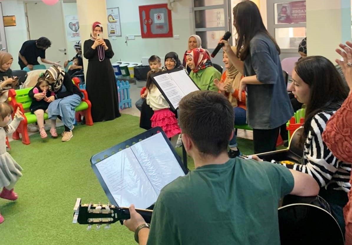 Kütahya Necip Fazıl Kısakürek Anadolu Lisesi müzik grubu Özel Eğitim Anaokulu'nda konser verdi