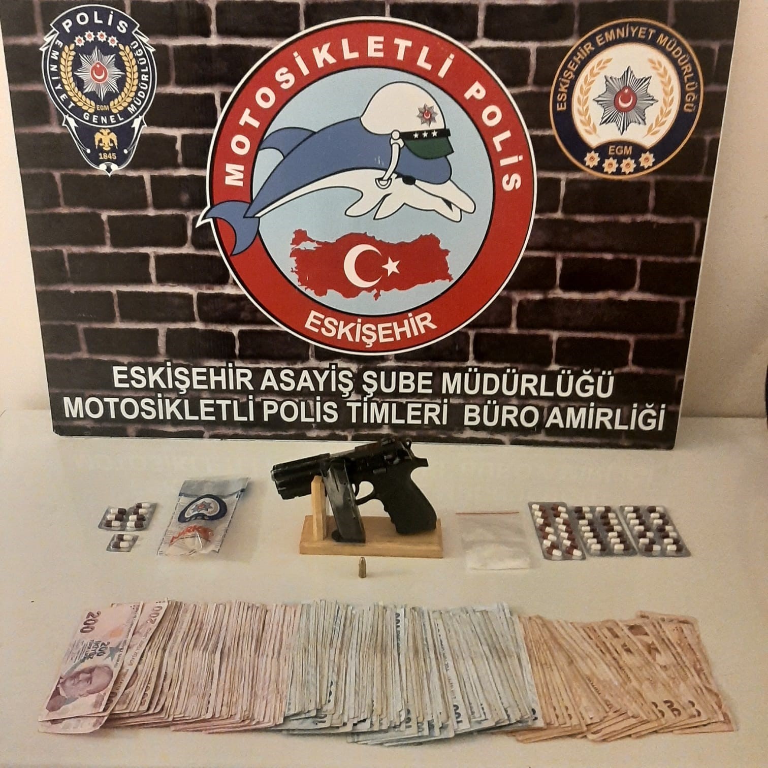 Eskişehir'de Uyuşturucu Operasyonu: Silah ve Para Ele Geçirildi.