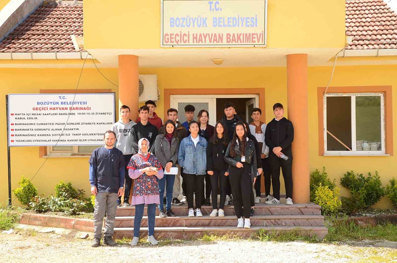 Bozüyük'teki Lise Öğrencileri Geçici Hayvan Barınağında Buluştu