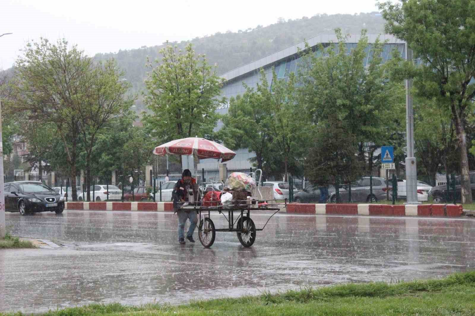 Afyonkarahisar'da şiddetli yağış hayatı olumsuz etkiledi.