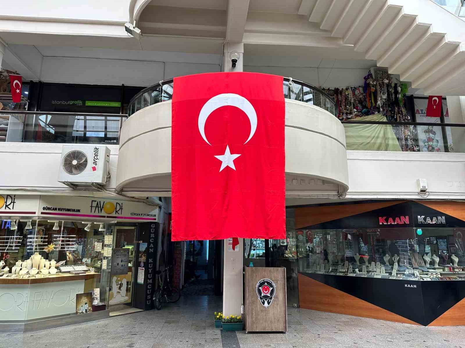 Eskişehir Esnafları Bayrakları İşletmelerine Asarak 19 Mayıs'ı Kutladı