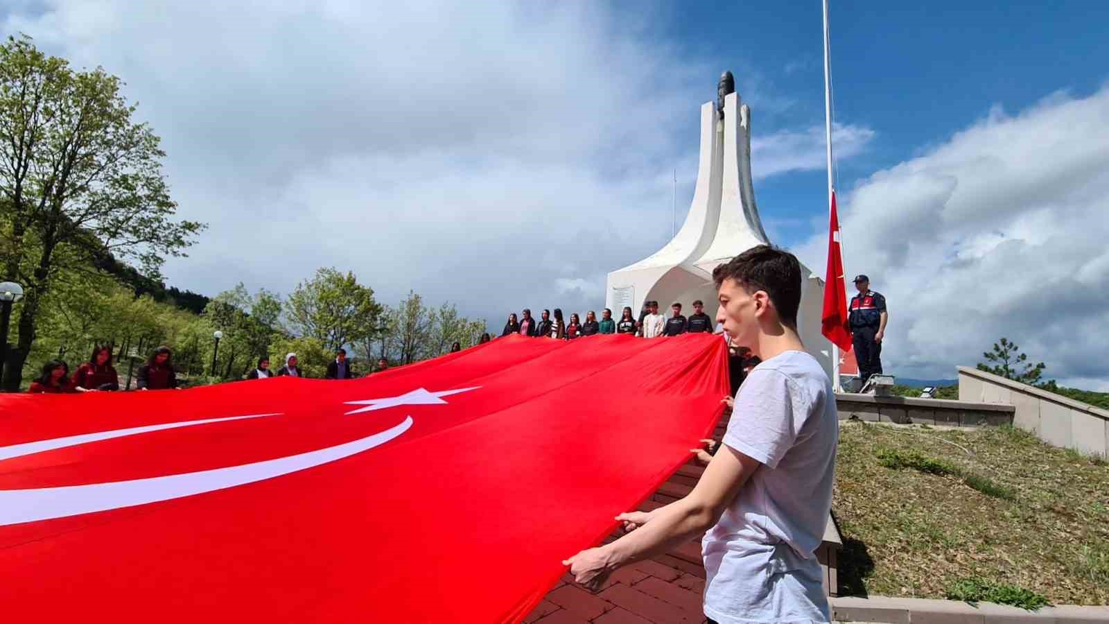 Emet'te Gençlik Haftası kapsamında Cevizdere şehitliğine yürüyüş yapıldı.