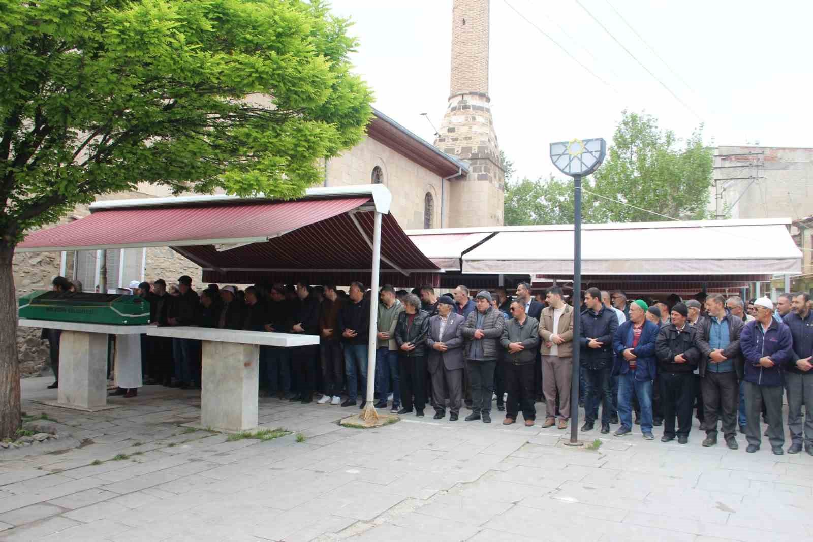 Şehit Piyade Uzman Çavuş Nuri Başaran'ın vefat eden babası son yolculuğuna uğurlandı.