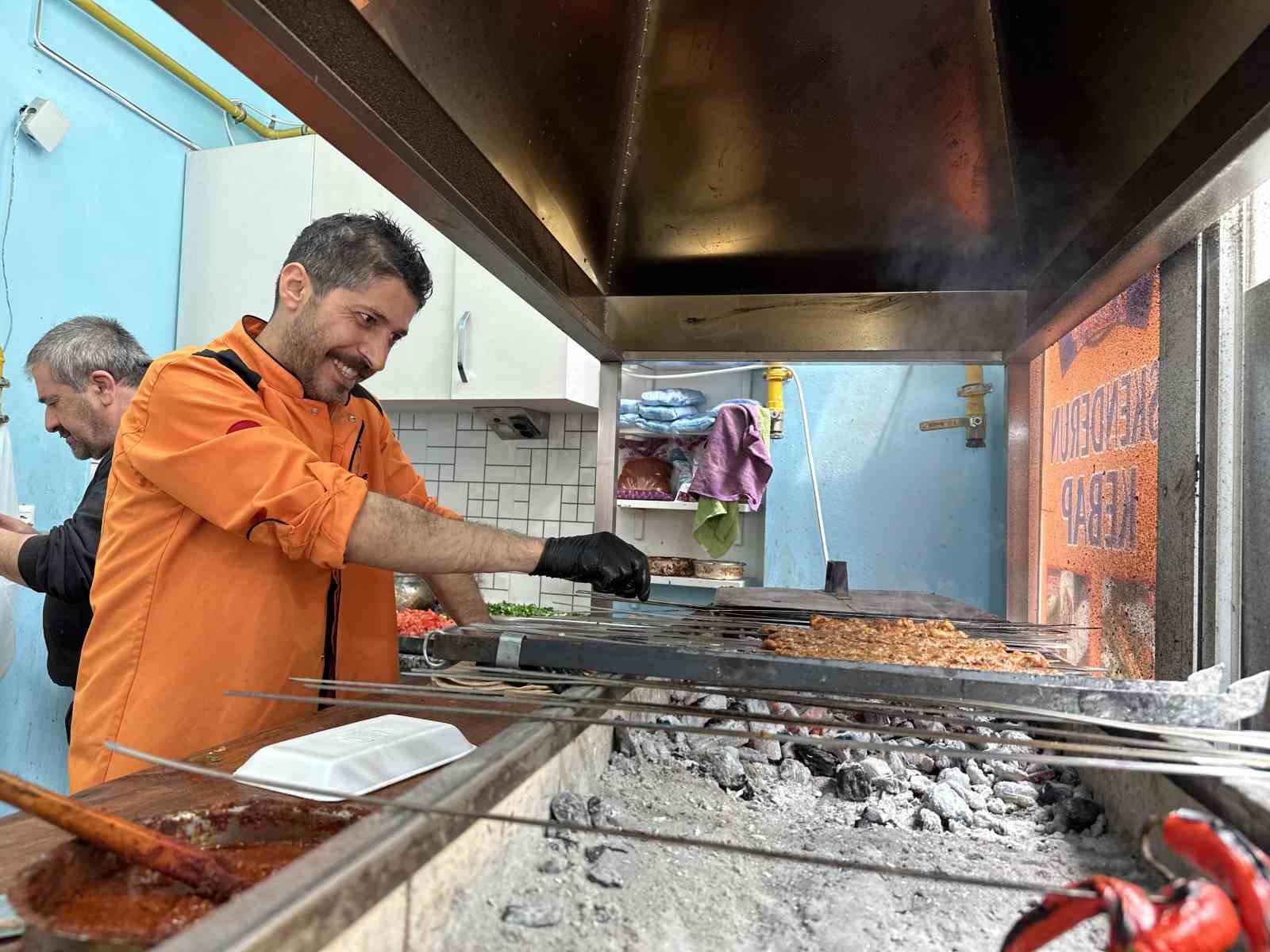 Depremin yıkımından sonra kebapçısını kapatıp Eskişehir'e taşınan esnaf, ilgiyle karşılandı.