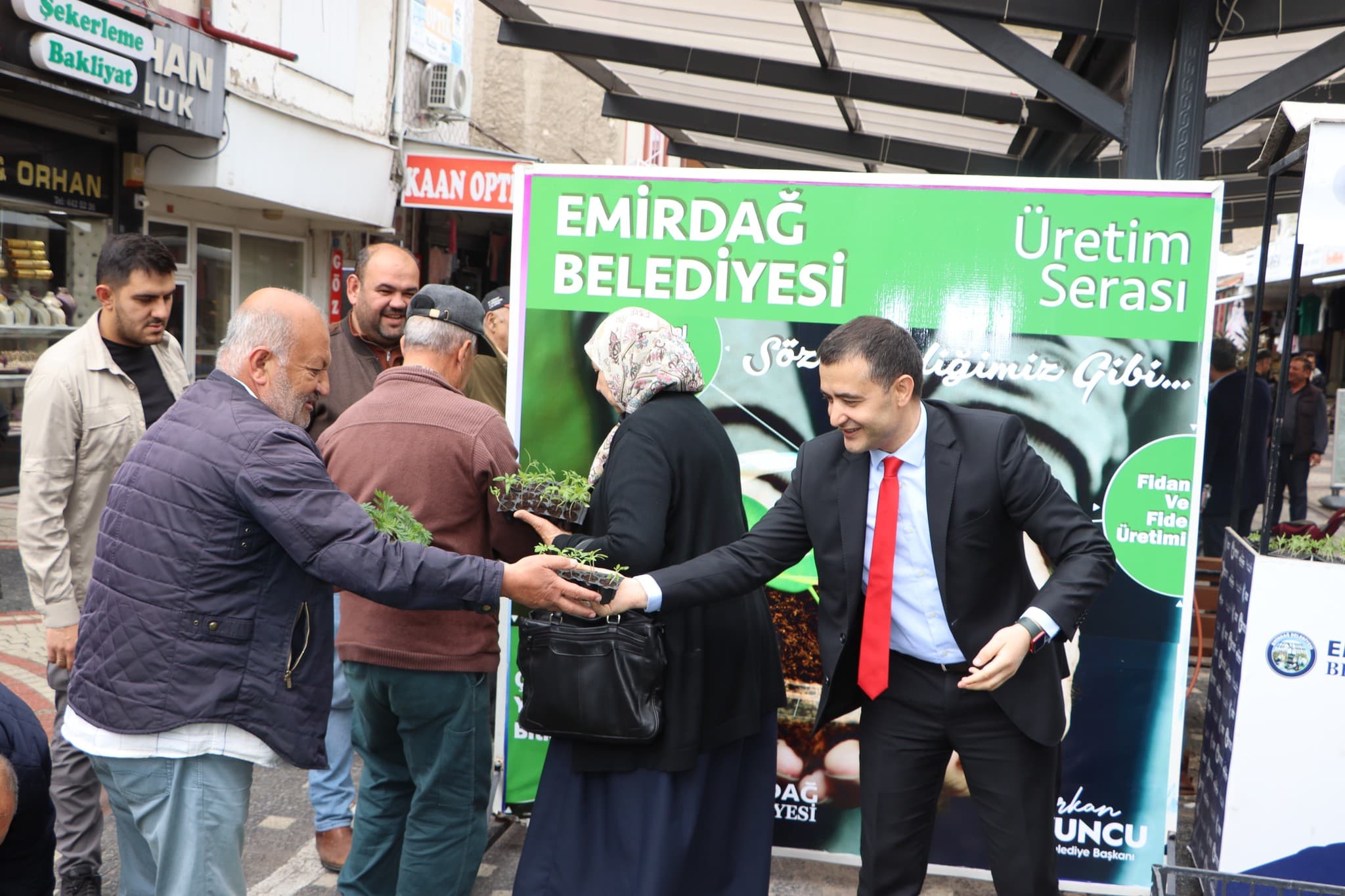 Emirdağ'da Ata Tohumlarının Yaygınlaştırılması Projesi kapsamında vatandaşlara Ata Domates Tohumu Fideleri dağıtıldı.