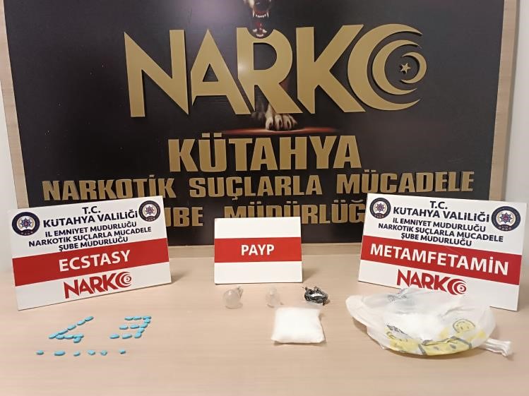 Kütahya'da uyuşturucu operasyonu: 2 şüpheli yakalandı, 118,7 gram metamfetamin ve 26 adet ecstasy hap ele geçirildi.