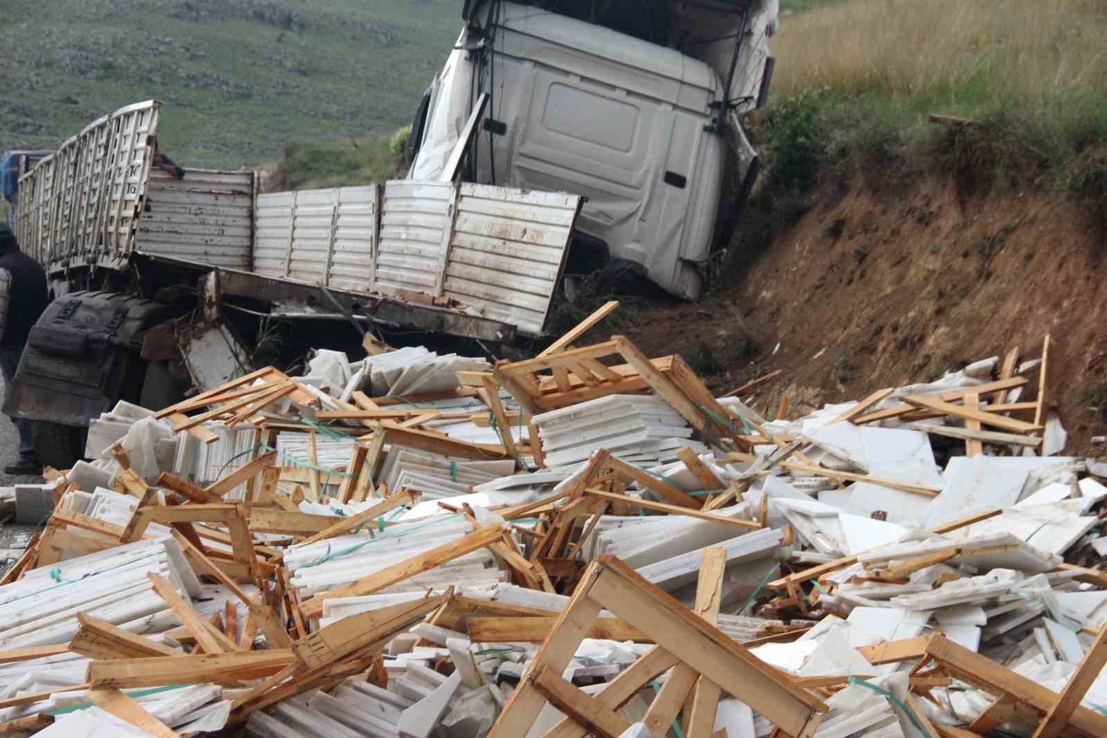 Afyonkarahisar'da tır kazası: 2 yaralı ve 250 bin TL'lik mermer hasarı.