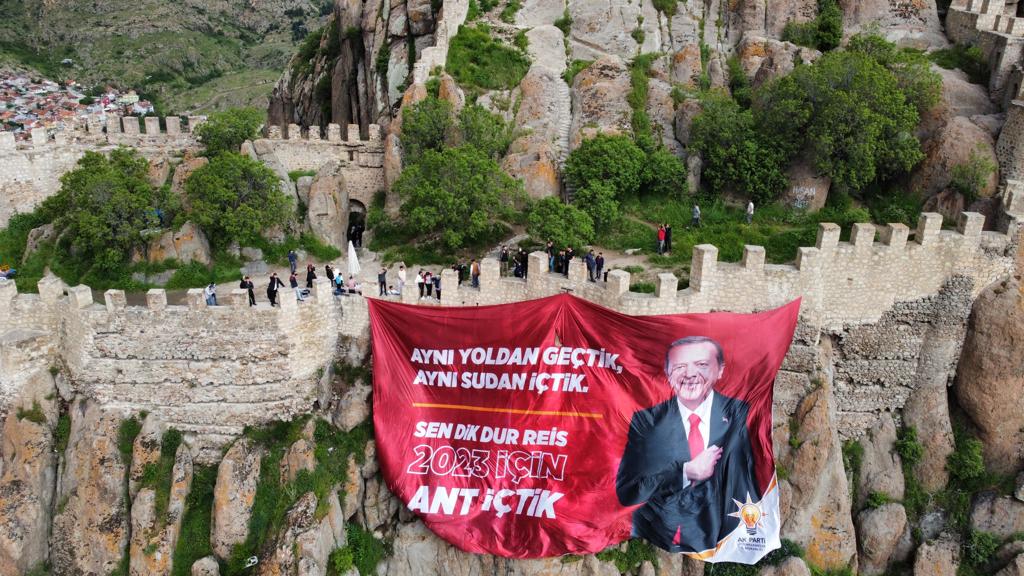 AK Gençler, Cumhurbaşkanının 70 Metrekarelik Afişini Afyon Kalesine Astı.