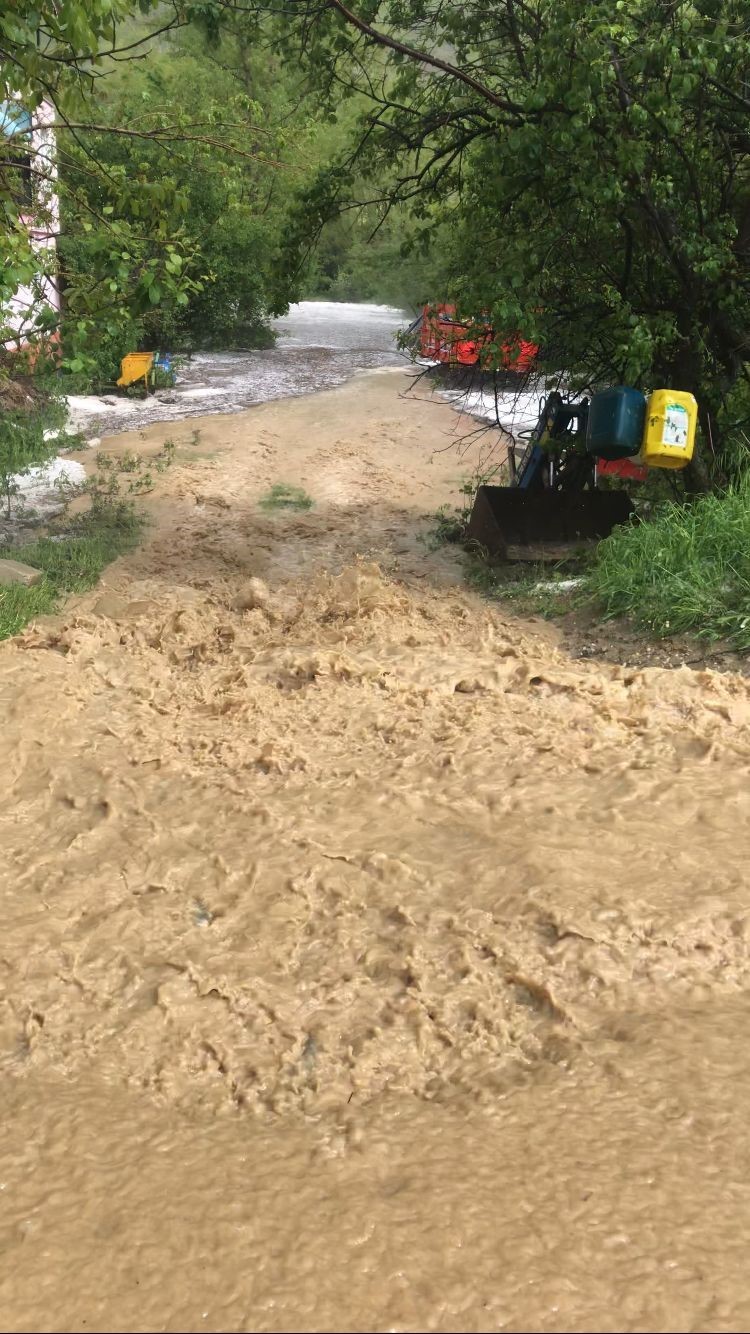 Şuhut'ta Şiddetli Yağış ve Dolu Sel Baskınlarına Sebep Oldu