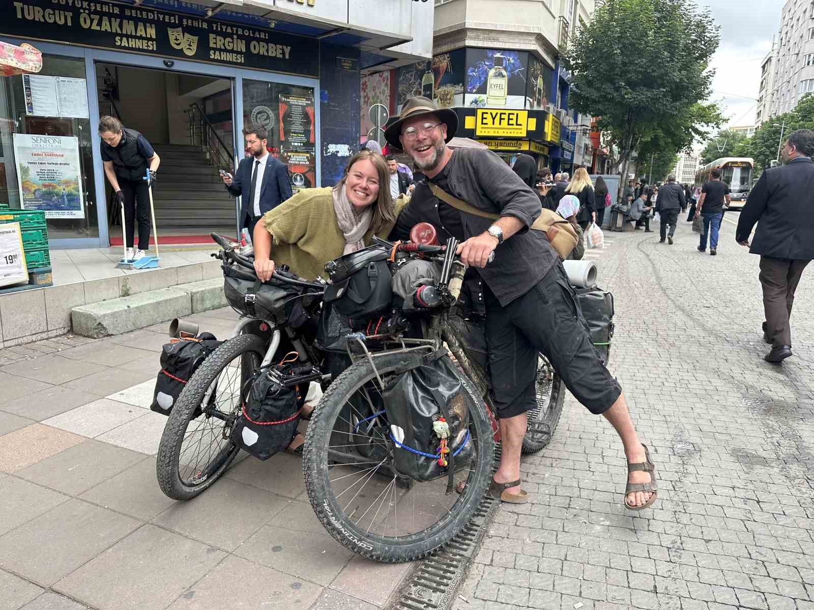 İngiliz çift İstanbul'dan bisikletleriyle Asya turuna çıktı!