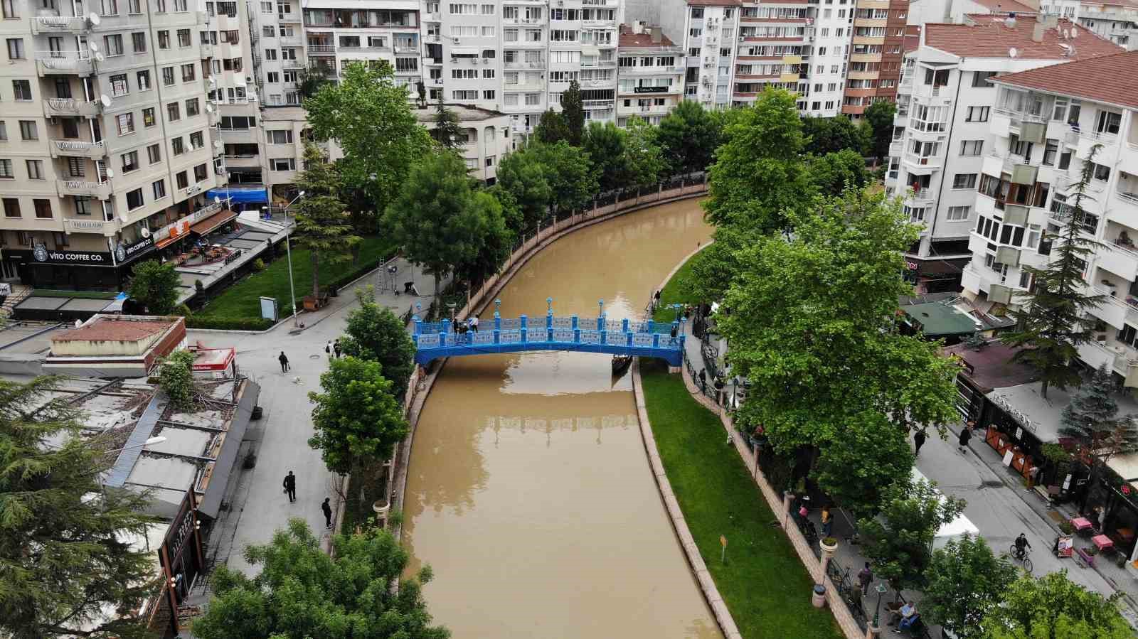 Eskişehir'de Sağanak Yağış Kahve Renginde Akarsuyu Oluşturdu