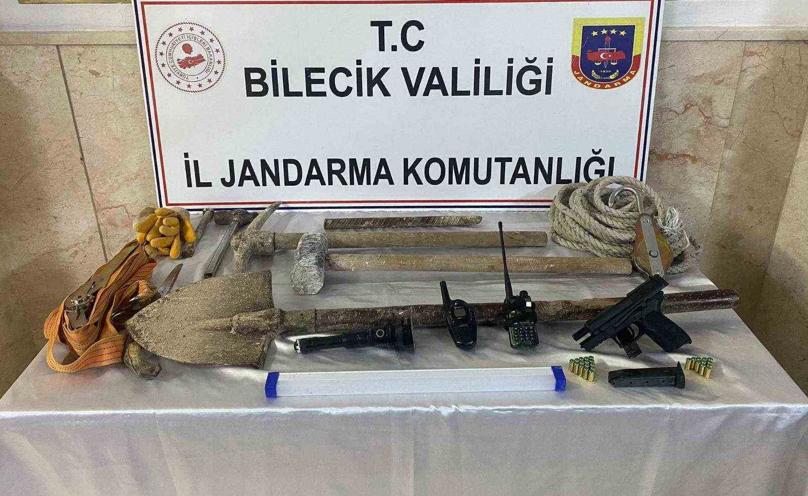 Bilecik'te Kaçak Kazı Yapan 5 Kişi Suçüstü Yakalandı.