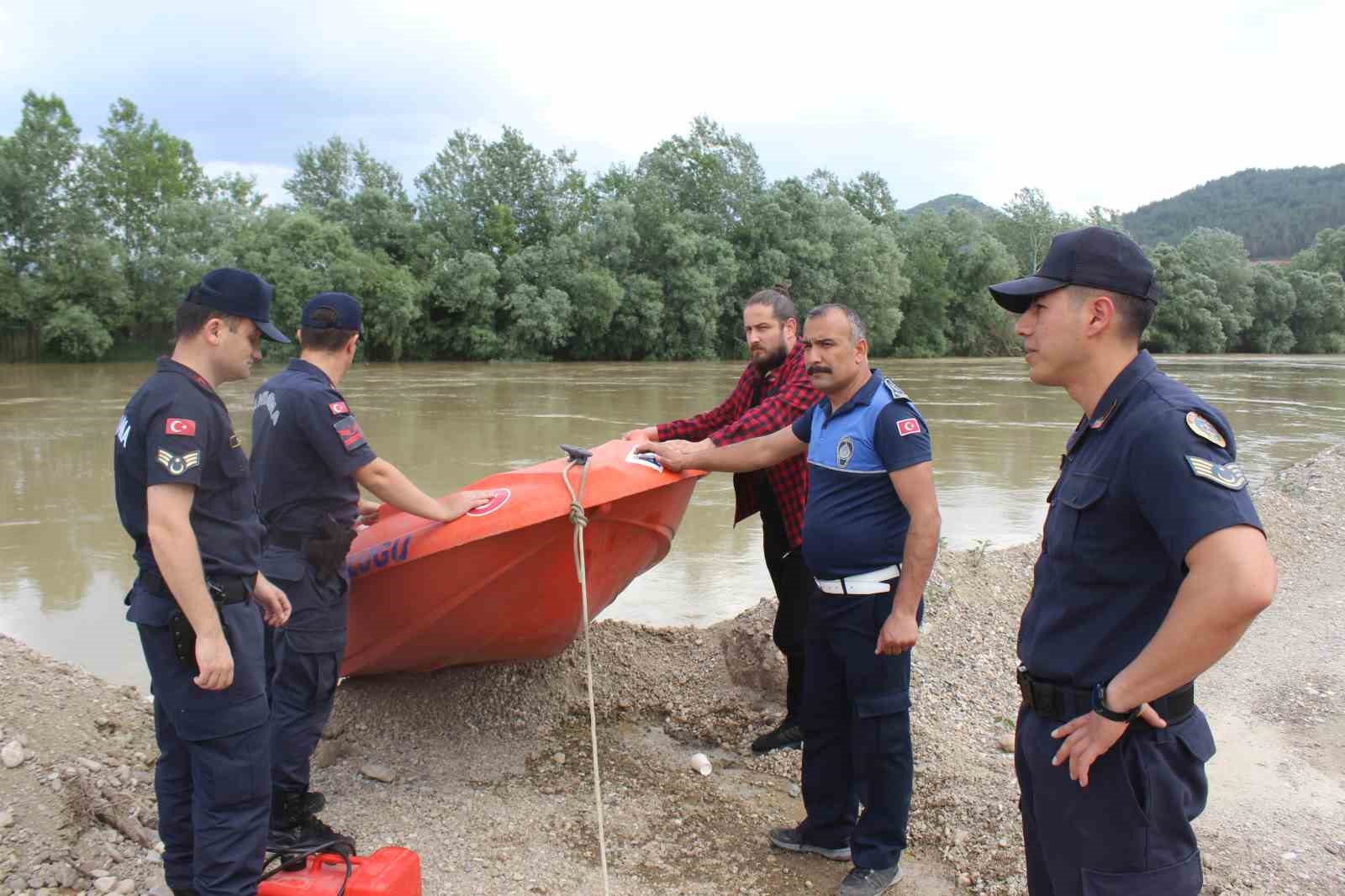 Bilecik'te kayıp çocuk için hala arama çalışmaları sürüyor. (Türkçe)