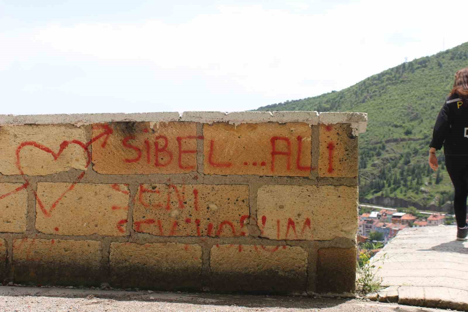 Tarihi Karahisar Kalesi vandalların hedefi oldu!