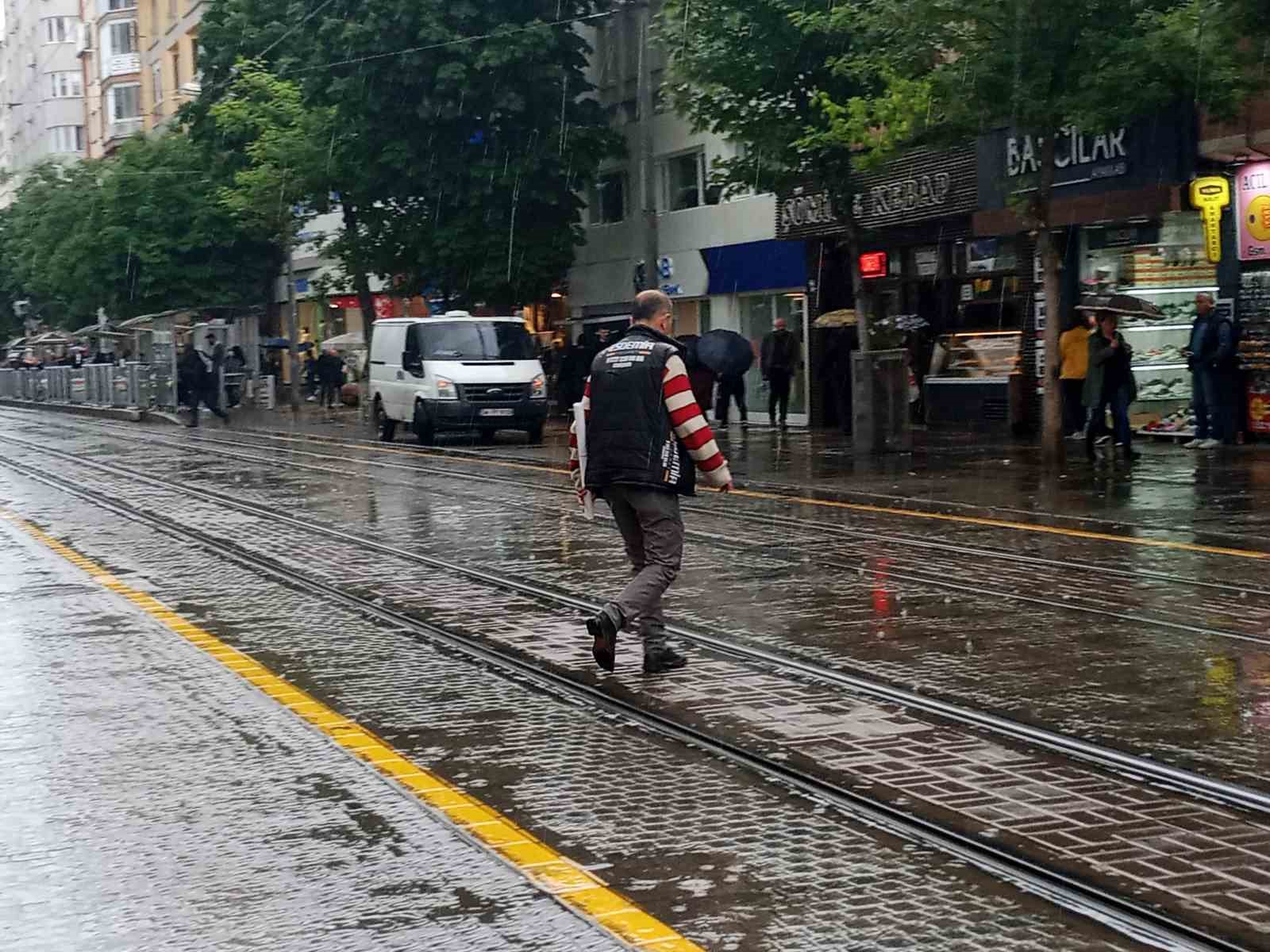 Eskişehir'de Aniden Bastıran Yağış Vatandaşları Şaşırttı