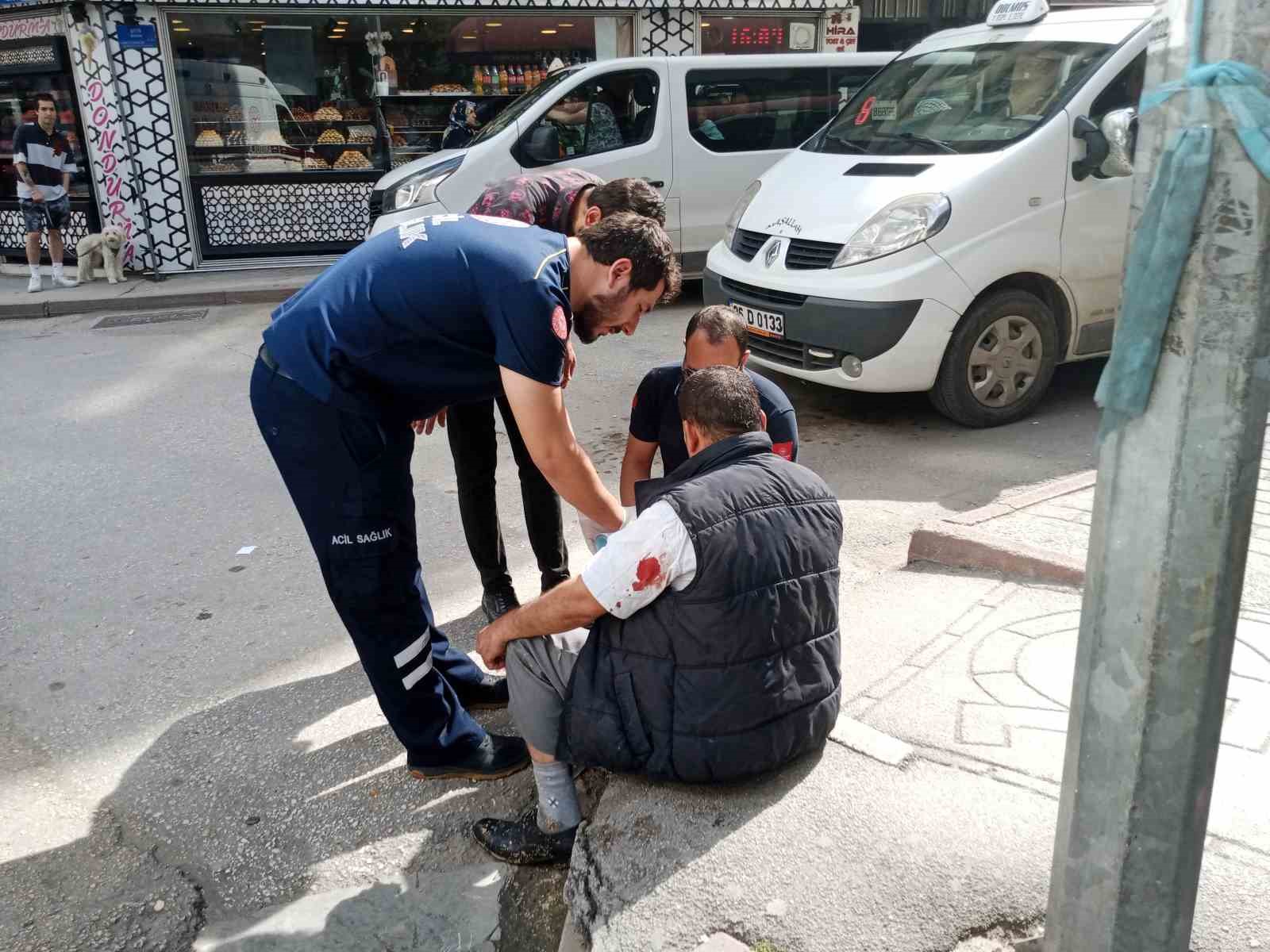 Sağlık Ekiplerine İzin Vermeyen Adam Kaldırımdan Düştü (Eskişehir)