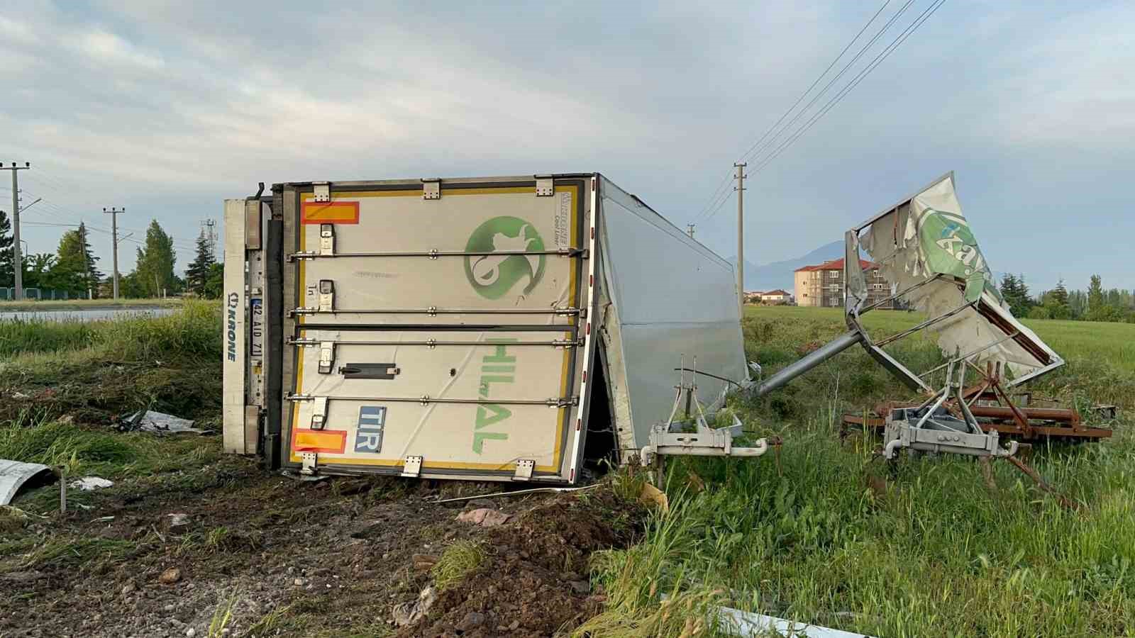 Afyon'da Sakatat Yüklü TIR Devrildi: Sürücü Yaralandı