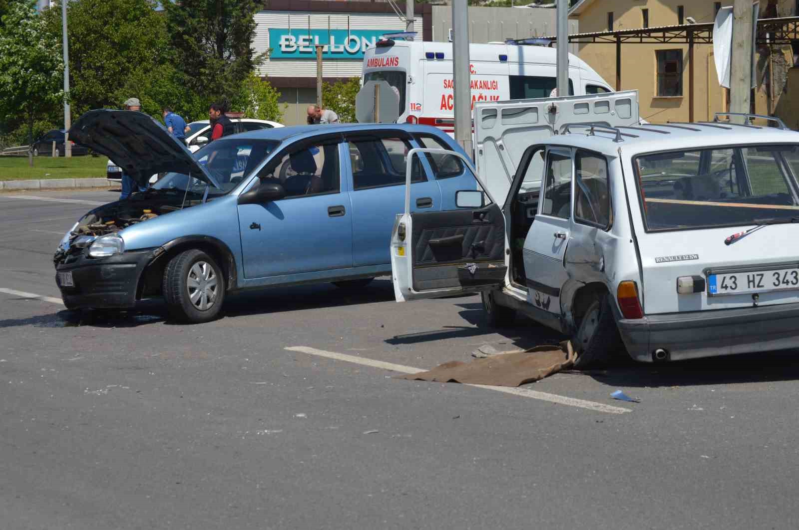 Tavşanlı'da trafik kazası: 2 yaralı.