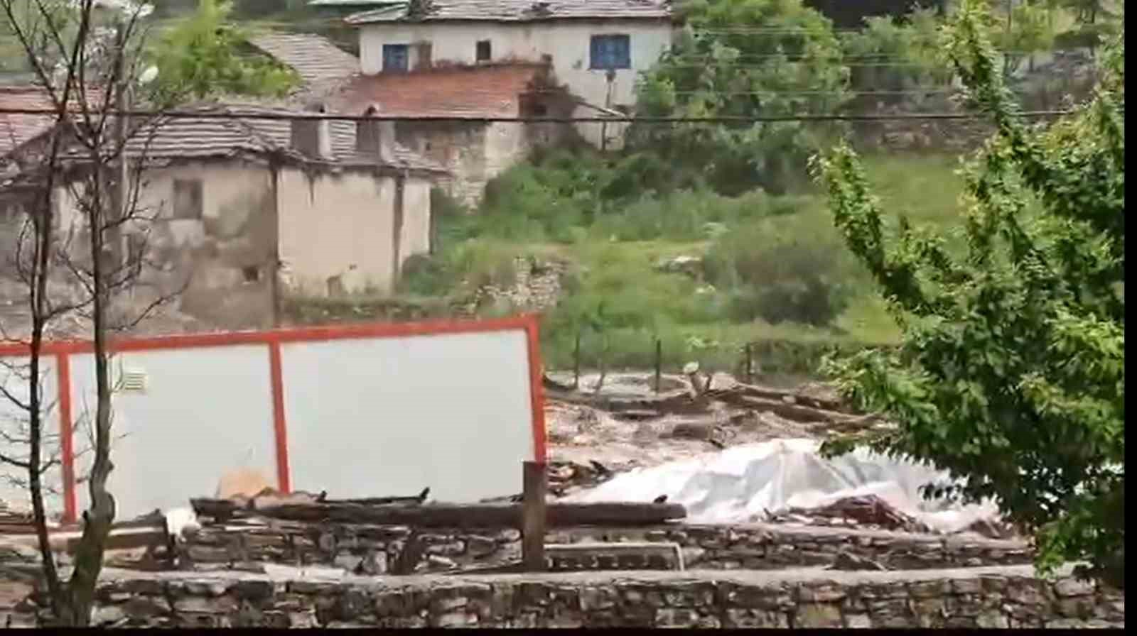 Eskişehir'de sel felaketi: Çatören mahallesi zarar gördü.