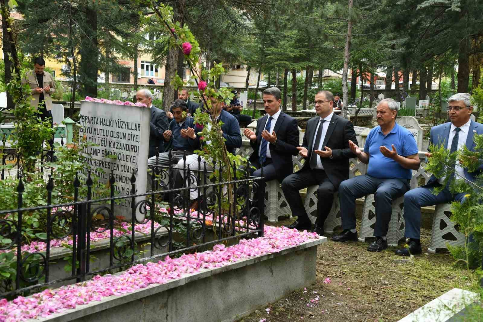 Isparta'nın Gül Mezarlığı'nda Müftüzade Gülcü İsmail Efendi Dualarla Anıldı