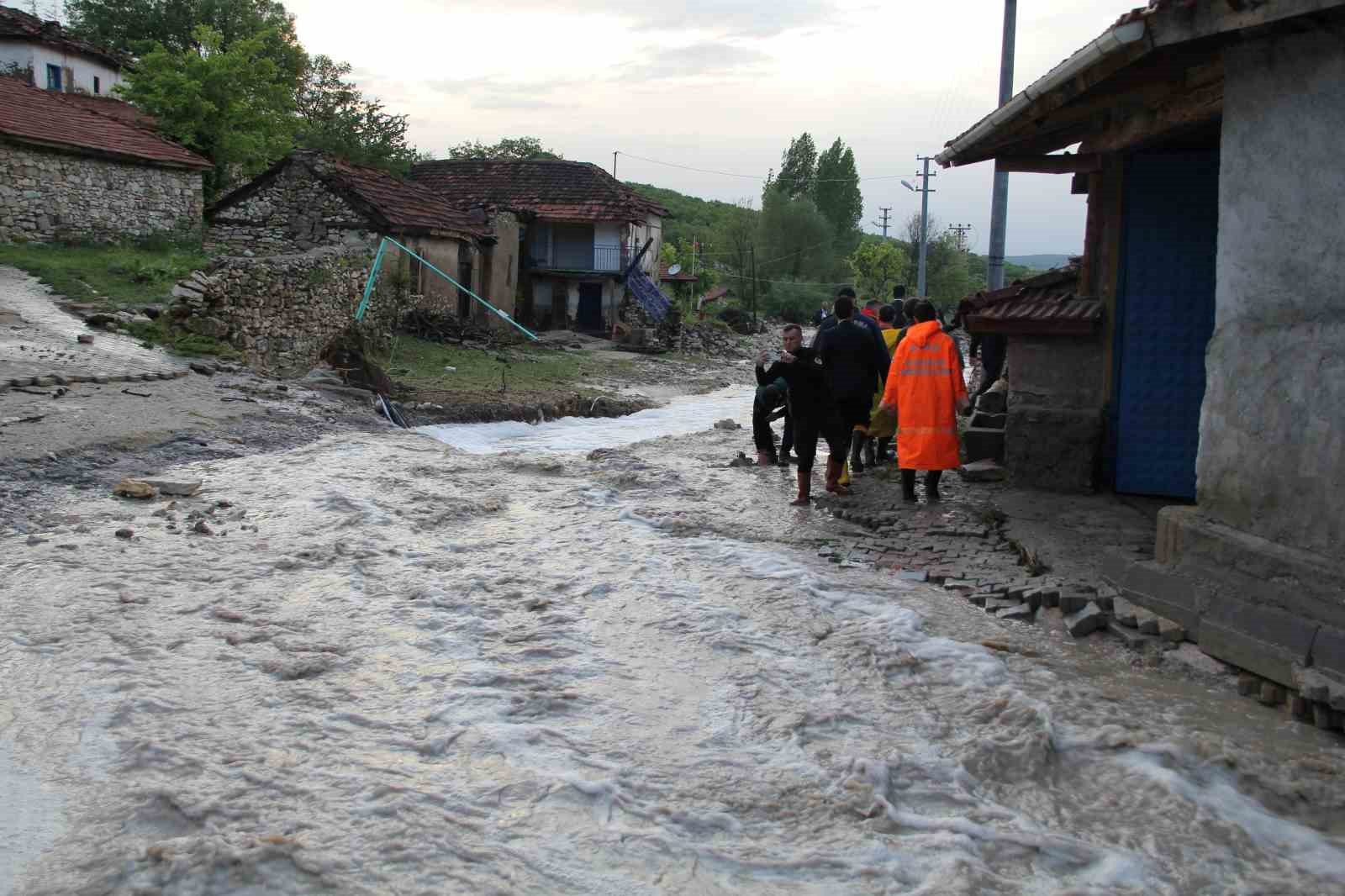 Seyitgazi'de sel felaketi: 3 ev yıkıldı, hayvanlar telef oldu