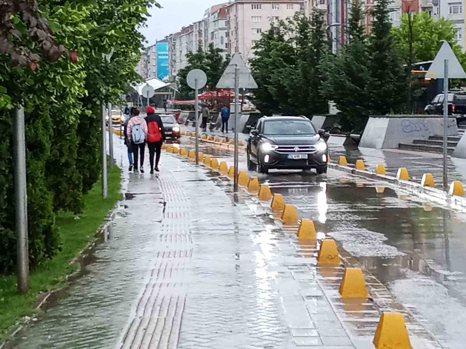 Eskişehir'de Şiddetli Sağanak Yağış Hayatı Olumsuz Etkiledi.