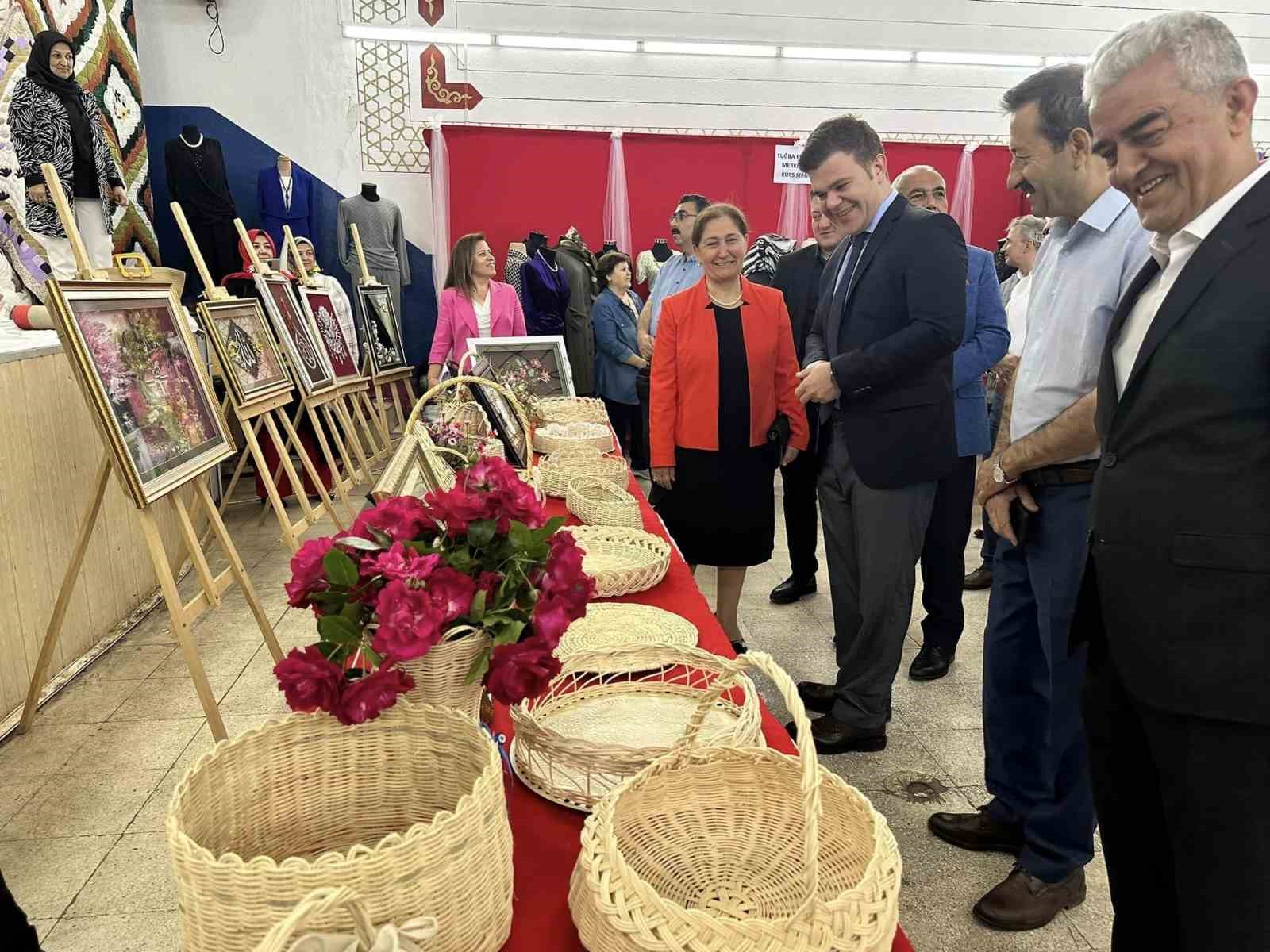 Simav'da Halk Eğitim Merkezi, Hayat Boyu Öğrenme Haftası'nı sergi açılışıyla kutladı.