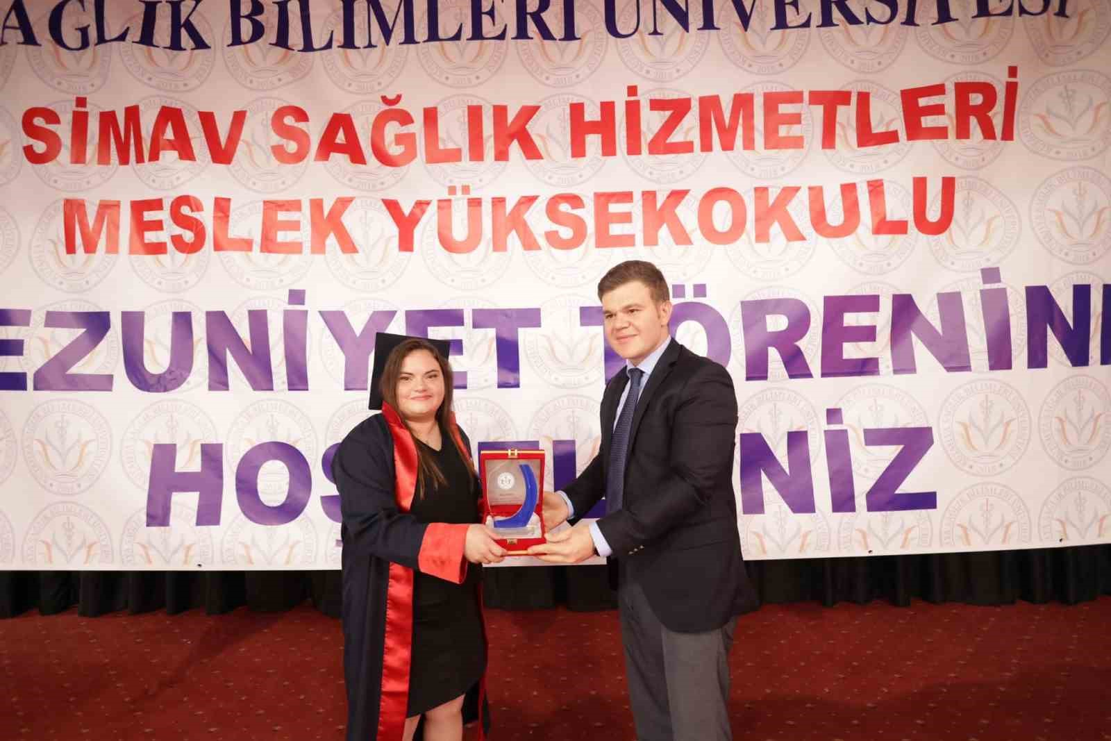 Simav Sağlık Hizmetleri Meslek Yüksekokulu'nda Mezuniyet Coşkusu