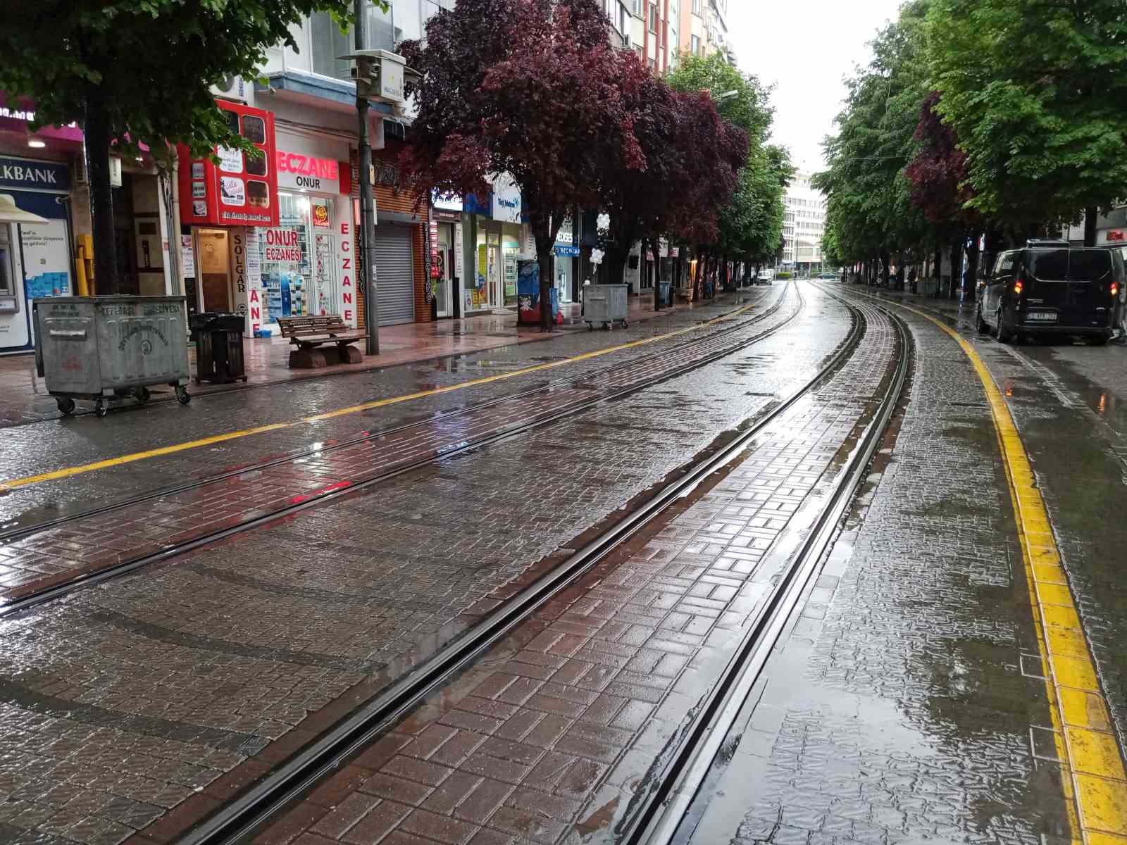 Eskişehir'de Yağmurun Etkisi: İşlek Noktalarda Durgunluk Yaşandı