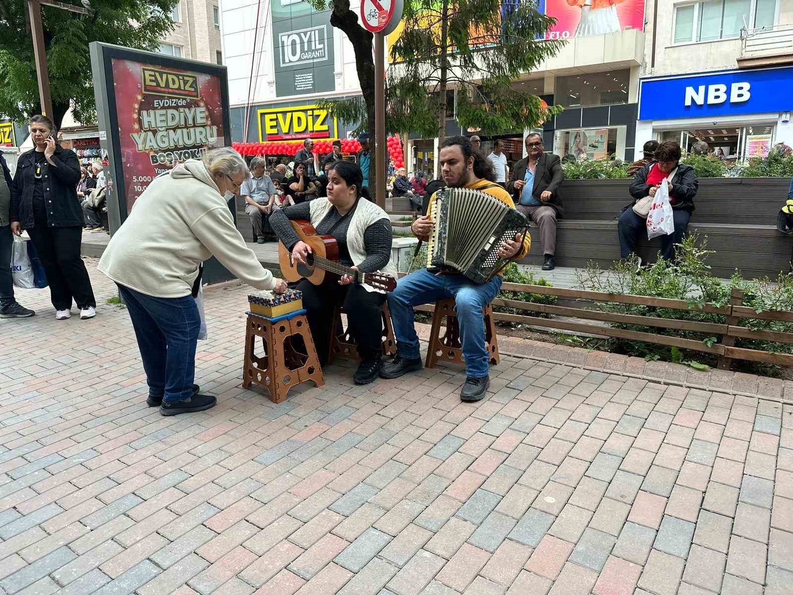 Eskişehir'de Yağmurun Ardından Görme Engellilerin Müzik Ziyafeti