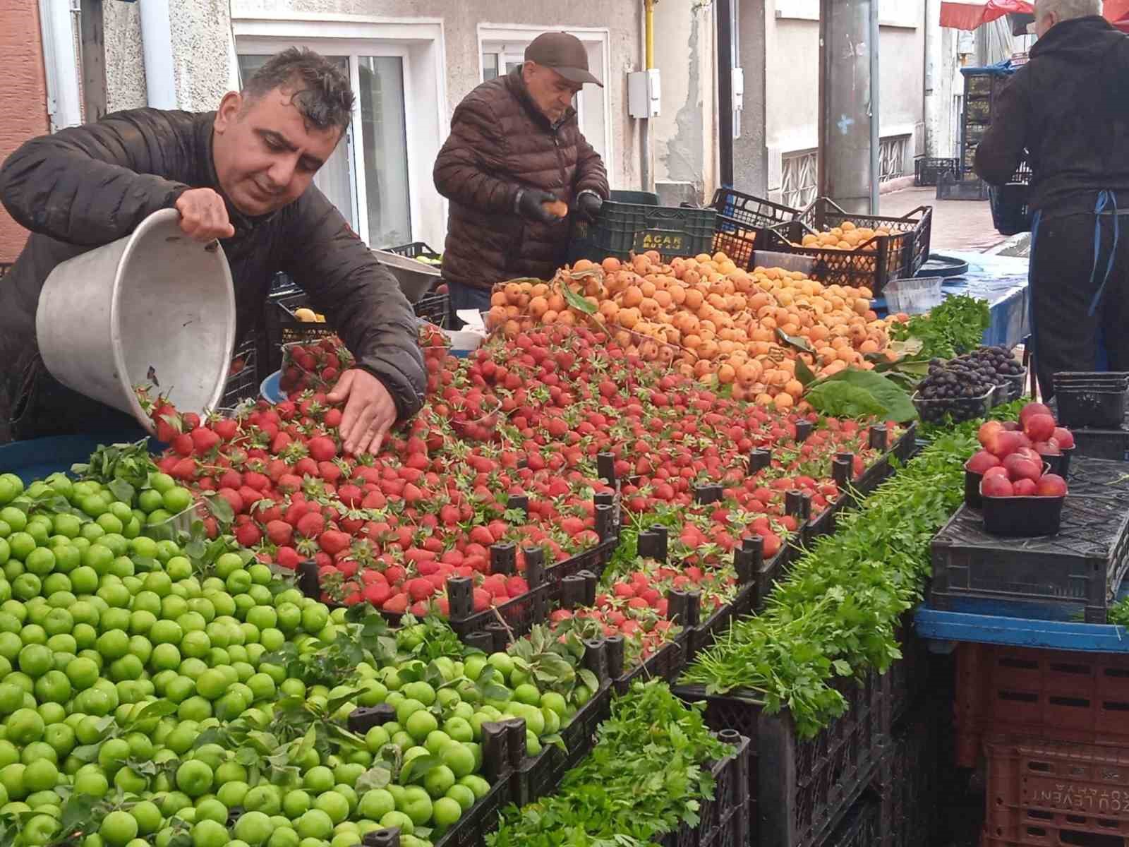 Yağışlı Havada Eskişehir Pazar Esnafı Zararını Gördü