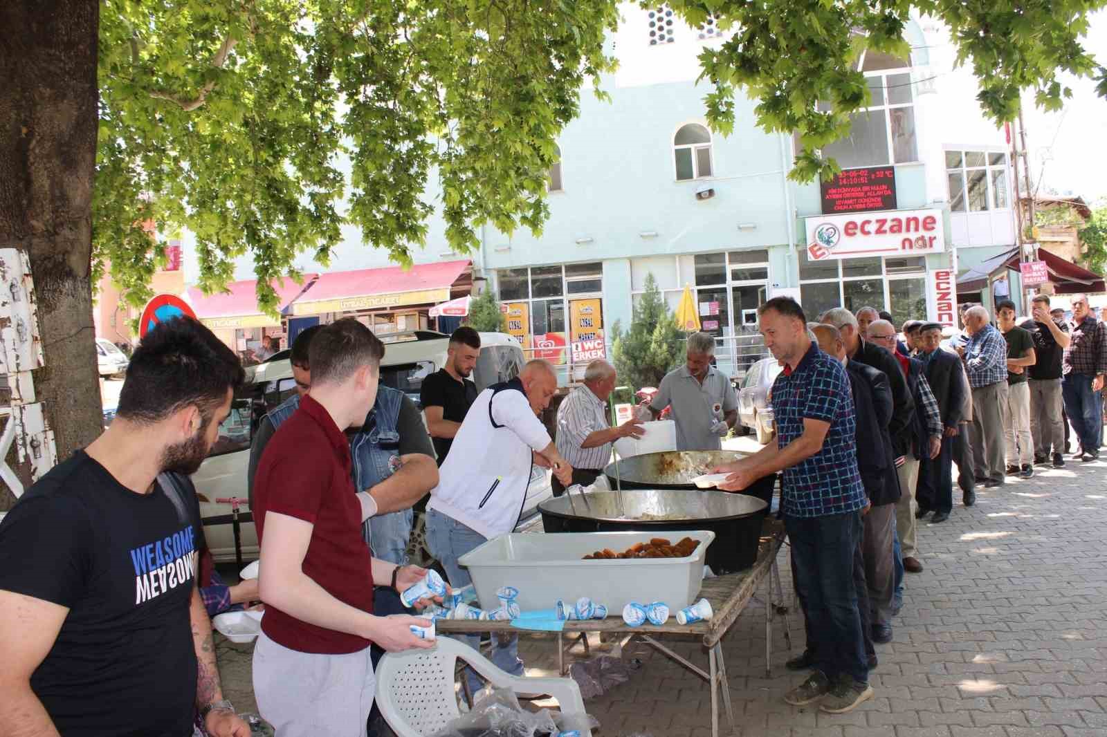 İnhisar'da Hıdrellez etkinliği yapıldı ve pilav dağıtıldı.