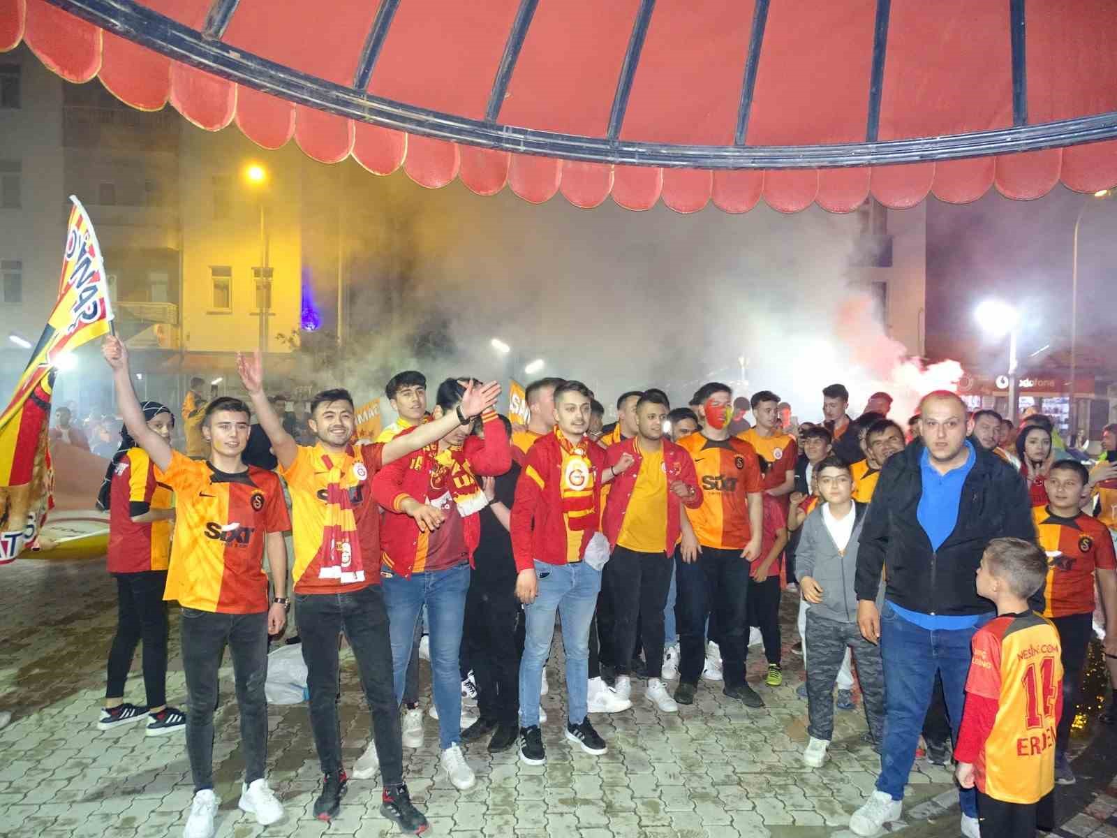 Hisarcık'ta Galatasaraylılar Şampiyonluğu Konvoyla Kutladı.