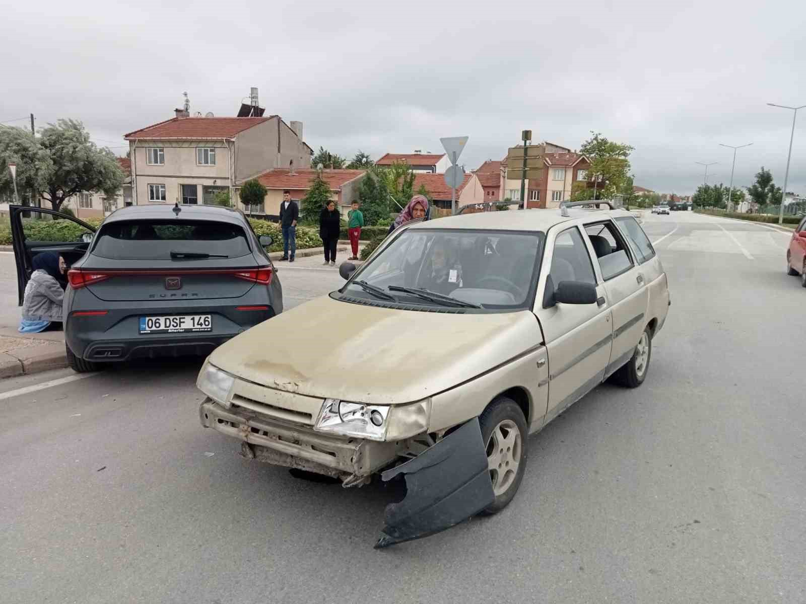 Eskişehir'de İki Araç Çarpıştı: Maddi Hasar Meydana Geldi.