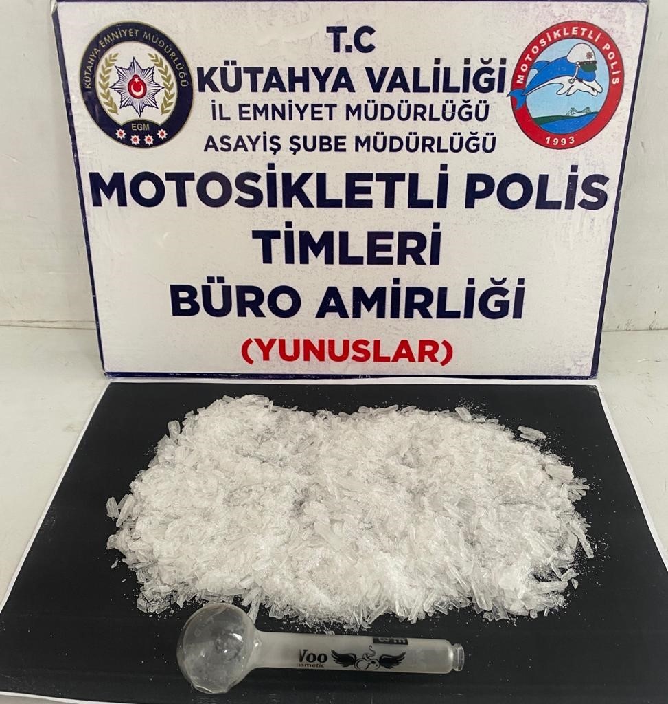 Kütahya'da Motosikletli Polislerden Başarılı Operasyon: 83.20 Gram Metamfetamin Ele Geçirildi